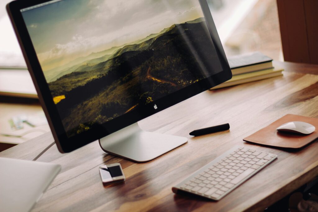 Produkt cyfrowy to przyszłość przedsiębiorczości. Oferuje ogromne możliwości. Nie wymaga fizycznego magazynu. Może być sprzedawany globalnie. Jednak stworzenie i sprzedaż produktu cyfrowego to wyzwanie. Wymaga planowania, kreatywności i strategii. W tym artykule wyjaśnimy, jak stworzyć produkt cyfrowy. Pokażemy, jak go skutecznie sprzedać. Omówimy kroki, narzędzia i strategie. Uwzględnimy sprzedaż detaliczną i marketing. Dzięki temu przewodnikowi dowiesz się, jak wprowadzić cyfrowe produkty na rynek.
Czym jest produkt cyfrowy?
Produkt cyfrowy to towar niematerialny. Istnieje tylko w formie cyfrowej. Może to być e-book, kurs online, aplikacja czy szablon graficzny. Produkty cyfrowe są popularne, bo łatwo je dystrybuować. Nie potrzebujesz magazynu ani logistyki. Wystarczy internet. Dzięki temu sprzedaż jest tańsza. Ponadto, cyfrowy produkt można łatwo aktualizować. To daje przewagę nad tradycyjnymi towarami.
Ponadto, produkty cyfrowe mają szeroki zasięg. Możesz dotrzeć do klientów na całym świecie. Na przykład, kurs online sprzedajesz w Polsce i USA. Nie ma barier geograficznych. Jednak sukces wymaga odpowiedniego podejścia. Jak stworzyć produkt cyfrowy, który się sprzeda? Klucz to zrozumienie potrzeb odbiorców. W dalszej części omówimy, jak to zrobić.
Dlaczego warto tworzyć produkty cyfrowe?
Produkty cyfrowe mają wiele zalet. Po pierwsze, niskie koszty produkcji. Nie potrzebujesz fabryki ani surowców. Wystarczy komputer i pomysł. Po drugie, skalowalność. Możesz sprzedać jeden produkt tysiącom osób. Nie ma limitu zapasów. Po trzecie, elastyczność. Możesz szybko zmieniać produkt. Na przykład, aktualizujesz e-book w kilka godzin.
Dodatkowo, cyfrowe produkty generują pasywny dochód. Raz stworzony kurs może zarabiać latami. To szczególnie atrakcyjne dla przedsiębiorców. Sprzedaż detaliczna produktów cyfrowych jest też prosta. Platformy jak Gumroad czy Shopify ułatwiają proces. Jednak sukces wymaga pracy. Musisz stworzyć wartościowy produkt. Następnie musisz go skutecznie promować.
Jak stworzyć produkt cyfrowy? Krok po kroku
Stworzenie produktu cyfrowego wymaga planu. Bez strategii trudno osiągnąć sukces. Oto kluczowe kroki, które pomogą Ci zacząć:
Zidentyfikuj niszę: Znajdź problem, który możesz rozwiązać. Na przykład, ludzie szukają kursów o inwestowaniu. Sprawdź fora i media społecznościowe. Zrozum, czego potrzebują.
Określ format produktu: Zdecyduj, co stworzysz. E-book? Kurs wideo? Aplikacja? Format zależy od Twoich umiejętności i odbiorców.
Zbierz wiedzę: Musisz być ekspertem w swojej dziedzinie. Jeśli tworzysz kurs, upewnij się, że treści są wartościowe.
Stwórz prototyp: Przygotuj pierwszą wersję produktu. Na przykład, nagraj próbny moduł kursu. Testuj go na małej grupie.
Zbieraj opinie: Poproś o feedback od użytkowników. To pomoże poprawić produkt.
Dostosuj produkt: Na podstawie opinii ulepsz cyfrowy produkt. Dodaj nowe funkcje lub popraw treść.
Zapewnij jakość: Upewnij się, że produkt jest profesjonalny. Na przykład, e-book powinien mieć dobrą szatę graficzną.
Testuj dostępność: Sprawdź, czy produkt działa na różnych urządzeniach. Kurs online musi działać na telefonie i komputerze.
Te kroki są uniwersalne. Dotyczą każdego produktu cyfrowego. Na przykład, tworząc aplikację, skupiasz się na funkcjonalności. Przy e-booku ważna jest treść. Ważne jest, aby produkt rozwiązywał problem. To zwiększa szanse na sprzedaż.
Jak wybrać pomysł na produkt cyfrowy?
Wybór pomysłu to kluczowy etap. Jaki produkt cyfrowy stworzyć? Najlepiej taki, który odpowiada na potrzeby rynku. Zacznij od analizy. Sprawdź, czego szukają ludzie. Na przykład, platformy jak Quora czy Reddit pokazują popularne pytania. Możesz też analizować trendy. Google Trends pokaże, co zyskuje popularność.
Kolejnym krokiem jest dopasowanie do Twoich umiejętności. Jeśli znasz się na fotografii, stwórz szablony do edycji zdjęć. Jeśli jesteś trenerem, przygotuj kurs fitness. Ważne jest, aby produkt był autentyczny. Klienci doceniają szczerość. Na przykład, kurs o gotowaniu będzie wiarygodny, jeśli sam jesteś kucharzem.
Nie zapominaj o konkurencji. Sprawdź, jakie cyfrowe produkty już istnieją. Na przykład, czy są kursy o Twojej tematyce? Jeśli tak, jak możesz się wyróżnić? Może zaoferujesz niższą cenę? A może lepszą jakość? Analiza konkurencji pomaga znaleźć niszę. To klucz do sukcesu w sprzedaży detalicznej.
Narzędzia do tworzenia produktów cyfrowych
Produkt cyfrowy wymaga odpowiednich narzędzi. Ułatwiają one proces tworzenia. Oto kilka przykładów:
Canva: Idealna do tworzenia e-booków i grafik. Prosta w obsłudze, nawet dla początkujących.
Teachable: Platforma do tworzenia kursów online. Umożliwia łatwe zarządzanie treściami.
WordPress: Świetny do tworzenia stron sprzedażowych. Możesz zintegrować go z wtyczkami e-commerce.
Audacity: Darmowe narzędzie do nagrywania podcastów. Idealne dla produktów audio.
Figma: Używana do projektowania aplikacji lub szablonów. Świetna dla projektantów.
Te narzędzia są dostępne i intuicyjne. Wybierz je w zależności od produktu. Na przykład, Canva sprawdzi się przy e-bookach. Teachable jest lepsze dla kursów. Ważne jest, aby testować narzędzia. Upewnij się, że spełniają Twoje potrzeby.
Jak sprzedać produkt cyfrowy?
Sprzedaż produktu cyfrowego to kolejny etap. Stworzenie produktu to połowa sukcesu. Druga to dotarcie do klientów. Oto, jak to zrobić skutecznie.
Budowanie marki osobistej
Marka osobista buduje zaufanie. Klienci kupują od osób, które znają. Dlatego pokaż swoją wiedzę. Publikuj treści w mediach społecznościowych. Na przykład, nagrywaj filmiki na YouTube. Pisz bloga o swojej niszy. To przyciąga odbiorców. Ponadto, bądź aktywny w grupach tematycznych. Odpowiadaj na pytania. Dziel się wiedzą. To zwiększa wiarygodność.
Wybór platformy sprzedaży
Sprzedaż detaliczna wymaga odpowiedniej platformy. Możesz wybrać marketplace, np. Gumroad lub Etsy. Są proste w obsłudze. Alternatywą jest własna strona. WordPress z wtyczką WooCommerce daje pełną kontrolę. Jednak wymaga więcej pracy. Platformy jak Teachable łączą tworzenie i sprzedaż. Wybór zależy od Twoich celów. Marketplace jest łatwiejszy na start. Własna strona daje większą swobodę.
Strategia marketingowa
Marketing to klucz do sprzedaży. Bez promocji nikt nie znajdzie Twojego produktu. Oto kilka strategii:
Content marketing: Twórz wartościowe treści. Na przykład, blog o Twojej niszy przyciąga odbiorców.
E-mail marketing: Buduj listę mailingową. Wysyłaj newslettery z ofertami. To zwiększa konwersje.
Media społecznościowe: Publikuj posty na Instagramie lub TikToku. Krótkie filmiki przyciągają uwagę.
Reklamy PPC: Google Ads lub Facebook Ads pozwalają dotrzeć do konkretnych grup.
SEO: Optymalizuj stronę pod wyszukiwarki. Dzięki temu Twój produkt będzie łatwy do znalezienia.
Każda strategia wymaga testowania. Na przykład, spróbuj różnych reklam. Sprawdź, które działają najlepiej. Analizuj dane. Narzędzia jak Google Analytics pokażą, skąd przychodzą klienci.
Budowanie relacji z klientami
Sprzedaż to nie koniec. Ważne jest utrzymanie klientów. Oferuj wsparcie po zakupie. Na przykład, odpowiadaj na pytania dotyczące kursu. Dodaj bonusy, np. darmowy e-book. To zwiększa lojalność. Zadowoleni klienci polecają produkt innym. To napędza sprzedaż detaliczną.
Jak mierzyć sukces produktu cyfrowego?
Mierzenie sukcesu to klucz do poprawy. Bez danych nie wiesz, co działa. Oto najważniejsze metryki:
Sprzedaż: Liczba sprzedanych produktów. To podstawowy wskaźnik sukcesu.
CTR (Click-Through Rate): Pokazuje, ile osób kliknęło w reklamę. Wysoki CTR oznacza skuteczny marketing.
Konwersja: Procent osób, które kupiły produkt po odwiedzeniu strony.
LTV (Lifetime Value): Wartość klienta w dłuższej perspektywie. Ważne przy subskrypcjach.
Churn Rate: Procent klientów, którzy rezygnują z produktu, np. anulują subskrypcję.
Narzędzia jak Google Analytics i platformy sprzedażowe dostarczają danych. Analizuj je regularnie. Na przykład, niski CTR może oznaczać słabą reklamę. Niska konwersja sugeruje problem ze stroną sprzedażową. Na podstawie danych ulepszaj produkt i marketing.
Wyzwania w sprzedaży produktów cyfrowych
Sprzedaż produktów cyfrowych ma swoje trudności. Pierwszą jest konkurencja. Rynek jest nasycony. Musisz się wyróżnić. Na przykład, oferuj unikalną wartość. Drugim wyzwaniem jest piractwo. Cyfrowe produkty łatwo kopiować. Zabezpiecz je, np. przez hasła lub DRM. Trzecim problemem jest nasycenie reklamami. Klienci ignorują nachalne promocje. Dlatego skup się na wartościowych treściach.
Innym wyzwaniem jest technologia. Tworzenie aplikacji wymaga wiedzy programistycznej. Jeśli jej nie masz, zatrudnij specjalistę. W przypadku kursów online problemem może być jakość wideo. Inwestycja w dobry sprzęt jest kluczowa. Na przykład, mikrofon i kamera poprawią odbiór produktu.
Jak skalować sprzedaż produktu cyfrowego?
Skalowanie to kolejny etap. Gdy produkt się sprzedaje, pomyśl o rozwoju. Oto kilka sposobów:
Dodaj nowe produkty: Na przykład, po kursie podstawowym stwórz zaawansowany.
Wejdź na nowe rynki: Tłumacz produkt na inne języki. To zwiększa zasięg.
Wprowadź subskrypcje: Model subskrypcyjny zapewnia stały dochód.
Współpracuj z influencerami: Promocja przez znane osoby zwiększa sprzedaż.
Skalowanie wymaga inwestycji. Na przykład, reklama na większym rynku kosztuje więcej. Jednak zyski mogą być proporcjonalne. Klucz to analiza danych. Sprawdzaj, co przynosi największy zwrot.
Podsumowanie
produkt